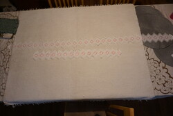 Riselt fehér csíkmintás fali textil dekoráció, vagy polcra csüngőnek eladó