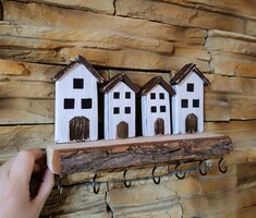 Egyedi tervezésű, házikós fali kulcstartó kis polccal rusztikus fán