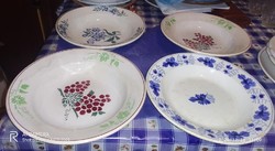 Népies jellegű festett falitányérok