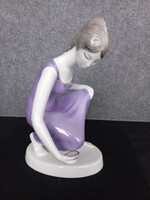 Hollóházi lila ruhás vízmerítő porcelán nő, 18,5 cm, talp 11,5 x 7 cm, hibátlan