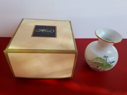 Herendi porcelán   kis váza, csipkebogyós mintás , hibátlan nem használt . Eredeti dobozával.