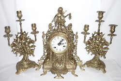 KERUBOS BRONZ KANDALLÓ ÓRA ,HOZZÁILLŐ 3 KAROS BRONZ SZINTÉN KERUBOS  GYERTYATARTÓ