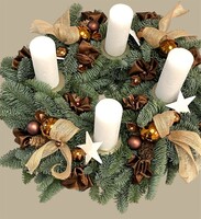 Élőfenyős (NOBILIS) adventi koszorú rusztikus fehér gyertyákkal, szatén anyaggal, gömbökkel, gyöngyö