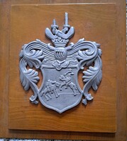 „Domború fém címer öntvény fa talpon – lovas motívummal