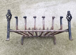 4 LÁBON ÁLLÓ KOVÁCSOLTVAS, KANDALLÓ KÁLYHA TARTOZÉK, FATÁROLÓ RÁCS, FAHASÁB TARTÓ