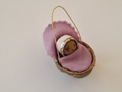 Régi kézműves karácsonyfadísz kis Jézus dióhéjban