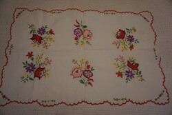 44x69 cm.-es hímzett és szegett, vajszínű dísz terítő eladó.
