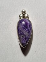 Ezüst függő lila belsővel...