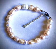 Édesvízi tenyésztett gyöngy karkötő selyemszálon