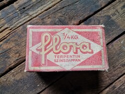 Flora Szappan dobozával