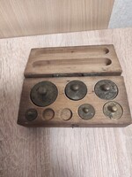 Régi mérleg súlyok fa dobozban