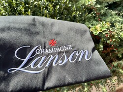Lanson Champagne fekete pincérkötény – piros máltai kereszttel és hímzett Maison Lanson felirattal