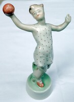 Zsolnay pöttyös ruhás lány labdával