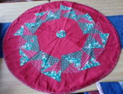 Patchwork terítő, piros köralakú, háromszög mintákkal