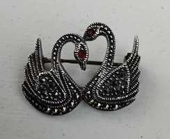 Jelzett 925-ös ezüst hattyúpár alakú bross kitűző markazit kövekkel ékített biztonságos kapcsolóval