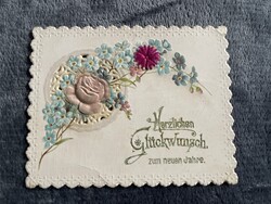 Régi lithó  dombornyomott, áttört selyem virágokkal üdvözlőlap jó állapotban.