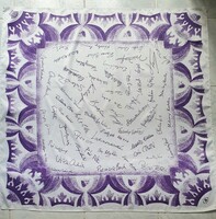 Pódium reklámkendő-aláírásokkal LILA-FEHÉR 85 CM