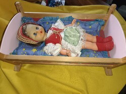 Régi Magyar öltözetes baba, bölcsőben