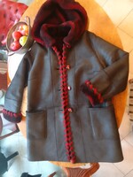 Fekete női mappásított irha kabát bordó szegéllyel levehető kapucnival bárány béléssel