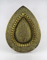 1Y129 Régi nagyméretű gazdagon díszített domborított indiai sárgaréz tálca 45 x 34 cm