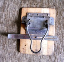 Antik irodai lyukasztó