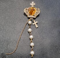 Vintage arany színű korona, kereszt, gyöngysor díszítésű bross kitűző