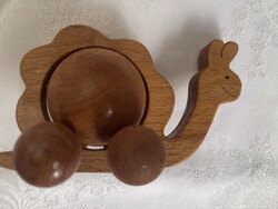 Tündéri gurulos fa csiga játék.