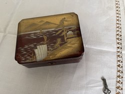 Nagyobb Keleti lakk fa doboz kulccsal zárható.