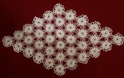 Rombusz alakú csipketerítő