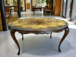 Antik stílusú ovális alakú dohányzóasztal