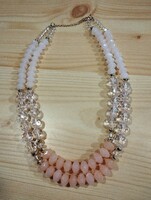 A rózsaszín árnyalatai egy mutatós nyakláncon