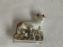 Antik kicsi porcelán szobor tehén két arany borjúval.