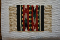 28x48 cm.-es piros-fekete-fehér csíkmintás székelyhibátlan szőttes eladó.