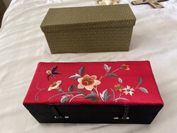 Kinai hímzett selyem ékszertartó doboz osztott bársony béléssel.