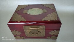 Rózsafa ékszeres doboz zsírkő díszítéssel réz veretekkel