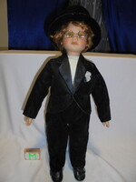 Gyűjtői porcelán fiú baba frakkban, cilinderben, szemüvegben