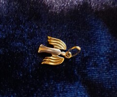 Sárga és fehér 14 k aranyból készült pici angyal medál