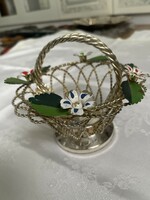 Tündéri Vintage masszív fonott fém kosár festett virágokkal levelekkel.