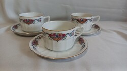 Porcelán teáscsészék alátéttel, girland mintával