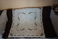 Fehérriselt és hímzett 86x86 cm.-es díszes terítő eladó.