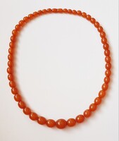 Borostyán nyaklánc vagy mi?