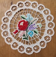 Kalocsai jellegű hímzett csipketerítő – 21 cm