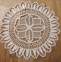 Kézi horgolt kerek csipke terítő – ekrü, 28 cm