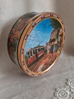 Koppenhágai kerek vintage fémdoboz, karácsonyi életképes villamossal ünnepi nyüzsgő piactér