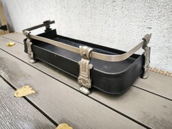 Gyönyörű Szecessziós Öntöttvas kályha előtét Szikrafogó hamus paràszfogó díszes mintàval.