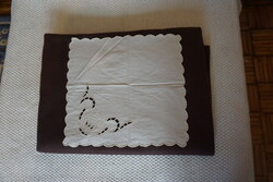 29x31 cm.-es riselt szegett, virág mintás fehér csipke alátét terítő eladó.