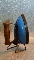 Retró elektromos vasaló fa nyéllel – kék zománc, 1950–60-as évek