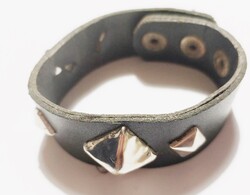 Különleges 21-18 cm nittes fekete bőr rock punk karkötő