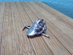 Ezüst miniatűr kalap csákánnyal