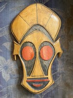 FESTETT FALIMASZK, NAGY PIROS SZEMŰ FARAGOTT FA FALIKÉP 31 CM